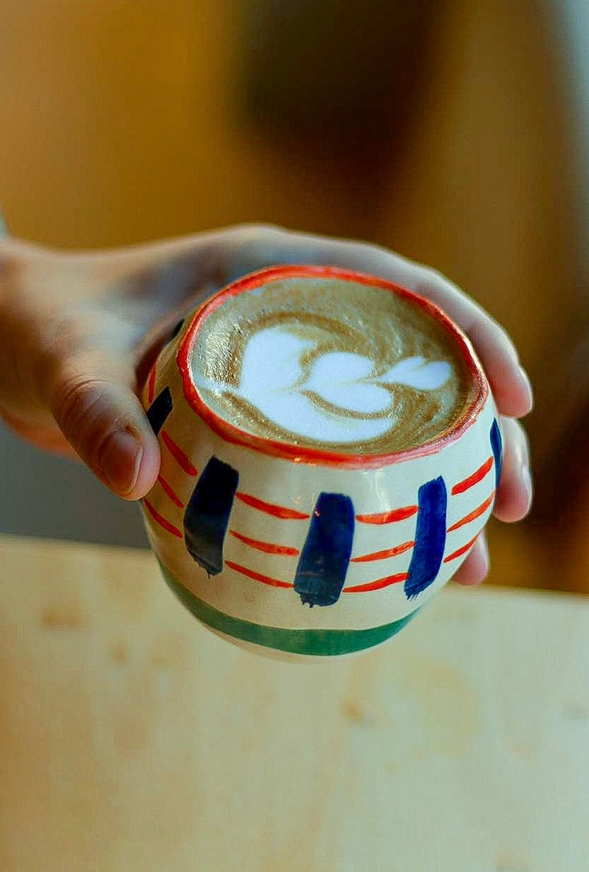 Luzes, câmara, café